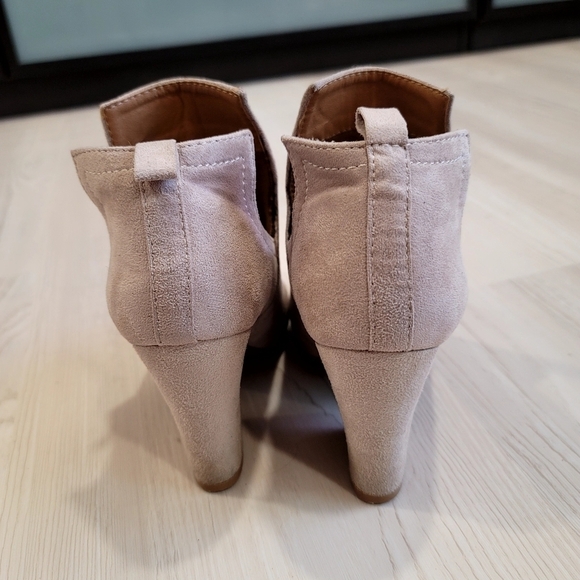 QUPID Tan Suede Ankle Booties size 5 1/2 - Picture 7 of 17